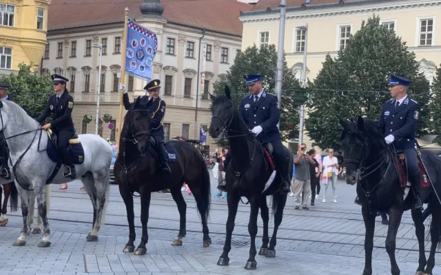 VIDEO: Do centra Brna dorazily desítky policistů na koních. Předvedou své dovednosti
