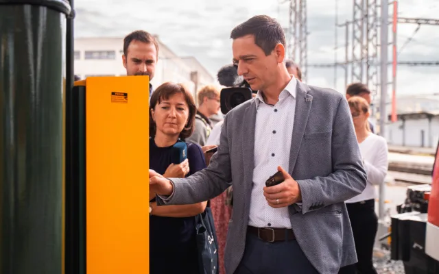 Nové validátory na nádražích by měly usnadnit nákup jízdenek. Celkem jich na jižní Moravě bude tři sta