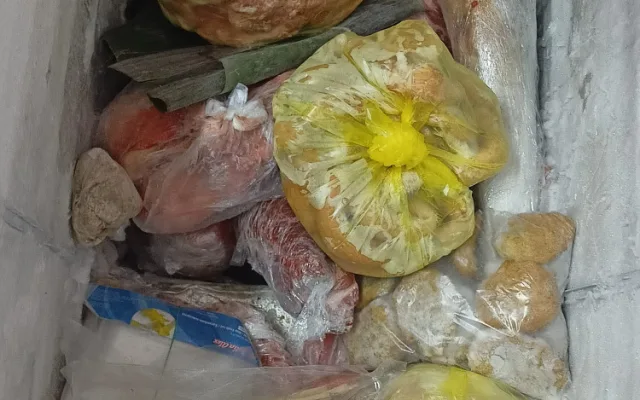 Na tržnici v Brně našli přes sto kilo masa neznámého původu i neopracovaná kozlí a beraní varlata