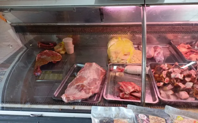 Na tržnici v Brně našli přes sto kilo masa neznámého původu i neopracovaná kozlí a beraní varlata