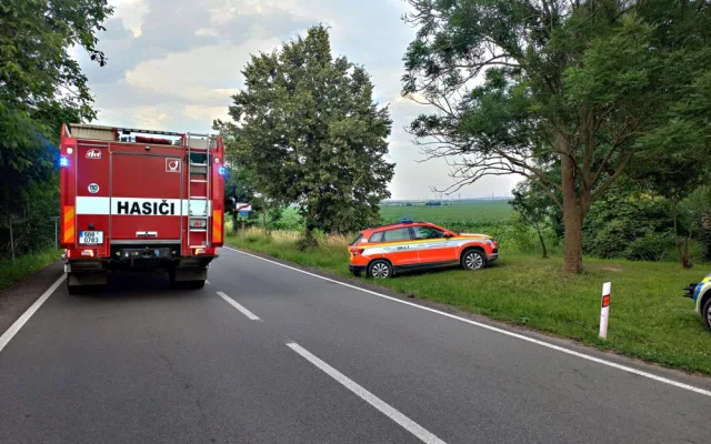 Srážka dvou aut u Brna skončila tragicky. Žena svým zraněním na místě podlehla