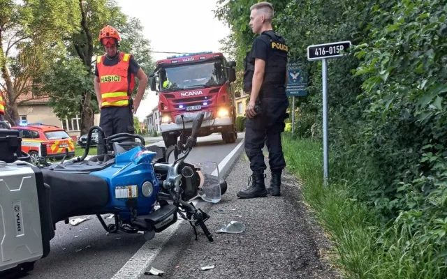 Srážka dvou aut u Brna skončila tragicky. Žena svým zraněním na místě podlehla