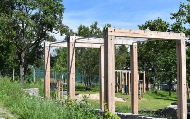 Na Kraví hoře místo zanedbaných zahrádek vyrostl nový park s dětským hřištěm. Vše, co tam roste, je jedlé
