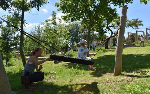 Na Kraví hoře místo zanedbaných zahrádek vyrostl nový park s dětským hřištěm. Vše, co tam roste, je jedlé