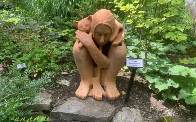 Peřina, potápěč nebo těstovina. V brněnské botanické zahradě vystavují sochy studenti umění