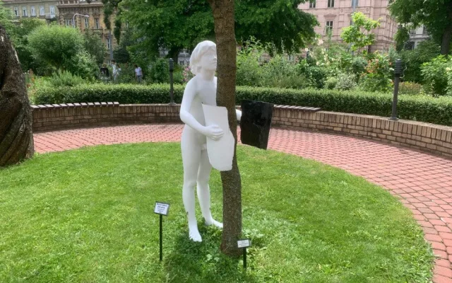 Peřina, potápěč nebo těstovina. V brněnské botanické zahradě vystavují sochy studenti umění