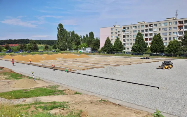 V Břeclavi staví nový atletický ovál. Doplní ho multifunkční hřiště a velodrom