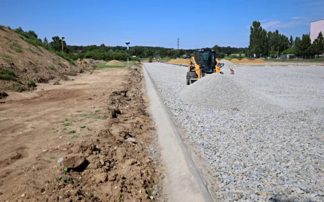 V Břeclavi staví nový atletický ovál. Doplní ho multifunkční hřiště a velodrom