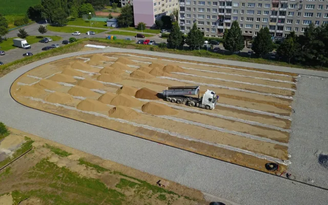 V Břeclavi staví nový atletický ovál. Doplní ho multifunkční hřiště a velodrom