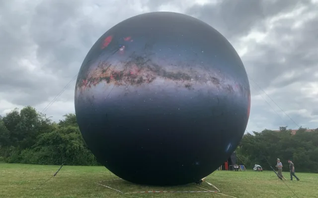 VIDEO: Lidé v Brně mají vesmír na dosah ruky. Obdivují obrovské modely planet na Kraví hoře