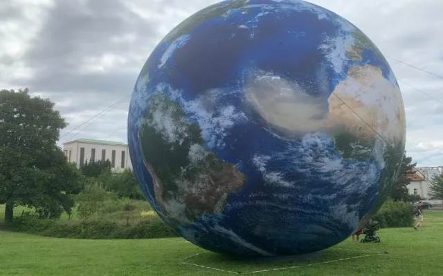 VIDEO: Lidé v Brně mají vesmír na dosah ruky. Obdivují obrovské modely planet na Kraví hoře