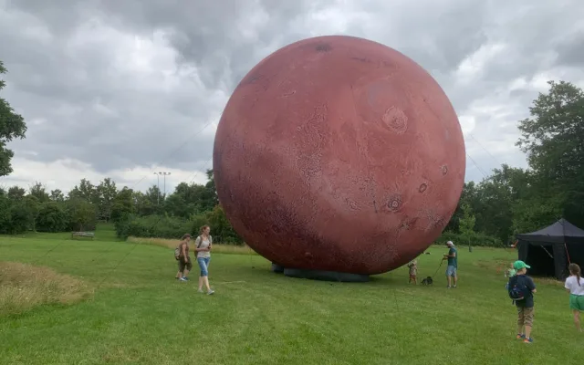 VIDEO: Lidé v Brně mají vesmír na dosah ruky. Obdivují obrovské modely planet na Kraví hoře