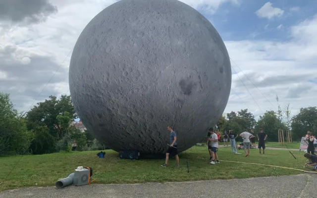 VIDEO: Lidé v Brně mají vesmír na dosah ruky. Obdivují obrovské modely planet na Kraví hoře