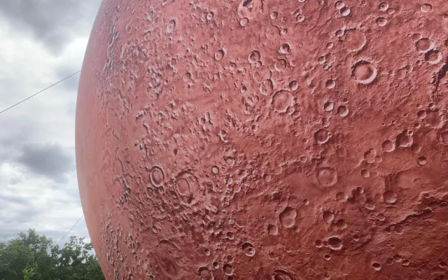 VIDEO: Lidé v Brně mají vesmír na dosah ruky. Obdivují obrovské modely planet na Kraví hoře
