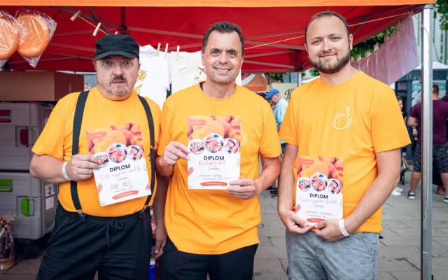 Maxijedlík opět úřadoval. Na meruňkobraní snědl tři kila kynutých knedlíků