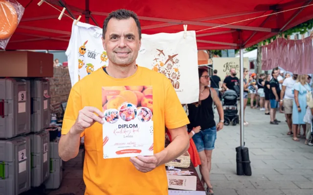 Maxijedlík opět úřadoval. Na meruňkobraní snědl tři kila kynutých knedlíků