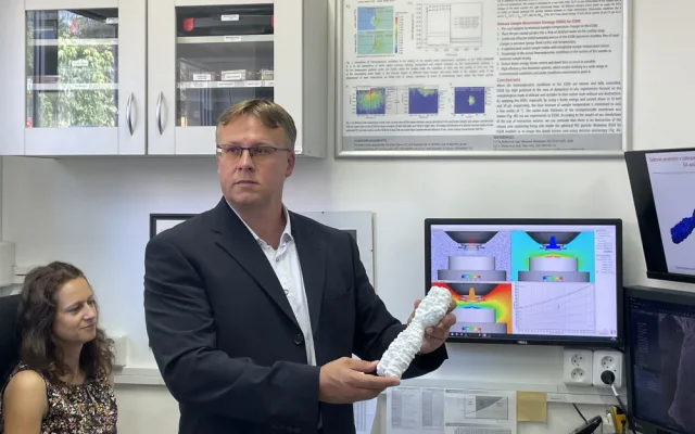 VIDEO: Čeští vědci poprvé zobrazili povrchovou strukturu chromozomu. Objev pomůže s výzkumem dědičných chorob