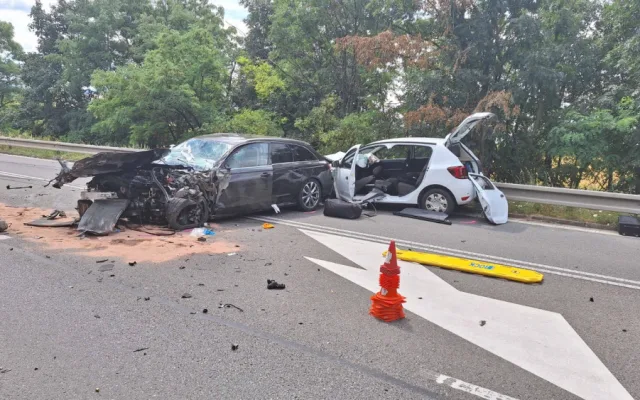 VIDEO: Vážná nehoda uzavřela silnici. Zranilo se osm lidí včetně tří dětí