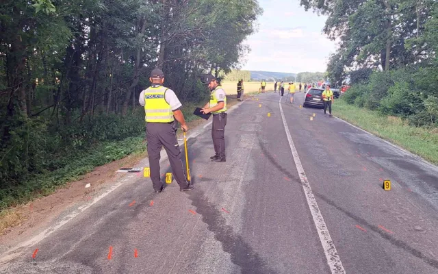 Na Břeclavsku vyjel náklaďák do protisměru a smetl protijedoucí auto. Řidič osobáku nepřežil