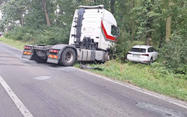 Na Břeclavsku vyjel náklaďák do protisměru a smetl protijedoucí auto. Řidič osobáku nepřežil