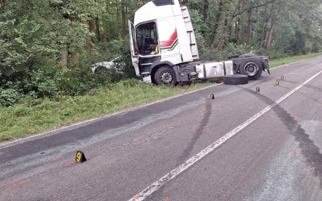 Na Břeclavsku vyjel náklaďák do protisměru a smetl protijedoucí auto. Řidič osobáku nepřežil