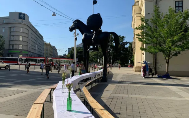 VIDEO: Brňané společně zasedli k prostřenému stolu v centru města. Táhnul se od Jošta až do kašny