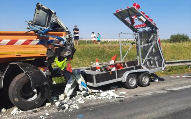 Nehoda kamionu uzavřela dálnici. Na vozovce zůstalo vysypané převážené maso