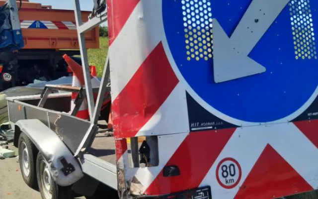 Nehoda kamionu uzavřela dálnici. Na vozovce zůstalo vysypané převážené maso