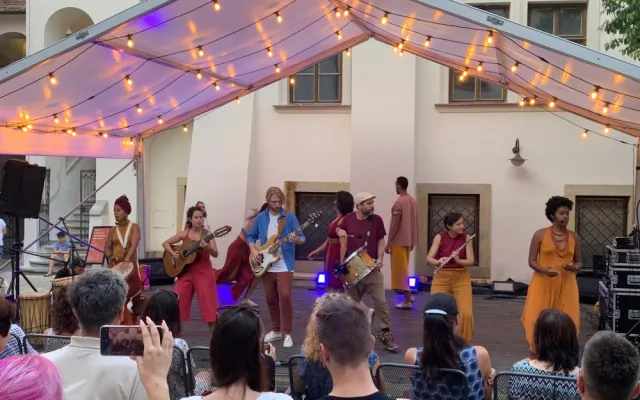 VIDEO: Centrum jihomoravské metropole oživili exotičtí tanečníci. Začal festival brazilské kultury