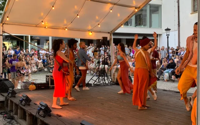 VIDEO: Centrum jihomoravské metropole oživili exotičtí tanečníci. Začal festival brazilské kultury