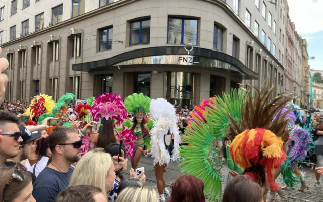 VIDEO: Ulicemi Brna se prohnal bujarý karnevalový průvod. Vtáhl místní do víru barev, tance a exotiky