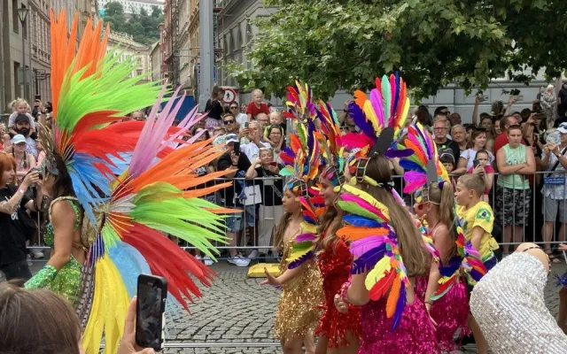 VIDEO: Ulicemi Brna se prohnal bujarý karnevalový průvod. Vtáhl místní do víru barev, tance a exotiky