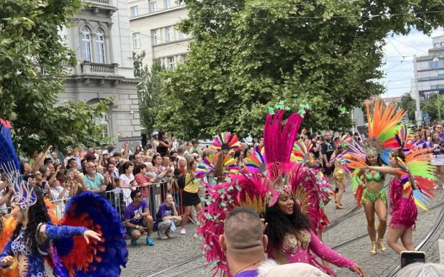 VIDEO: Ulicemi Brna se prohnal bujarý karnevalový průvod. Vtáhl místní do víru barev, tance a exotiky