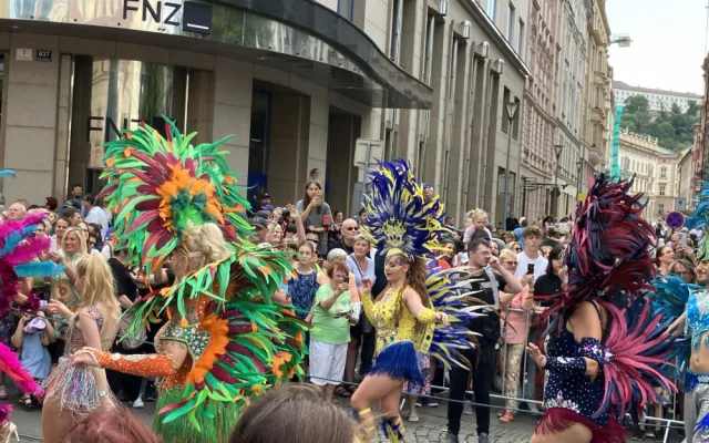 VIDEO: Ulicemi Brna se prohnal bujarý karnevalový průvod. Vtáhl místní do víru barev, tance a exotiky