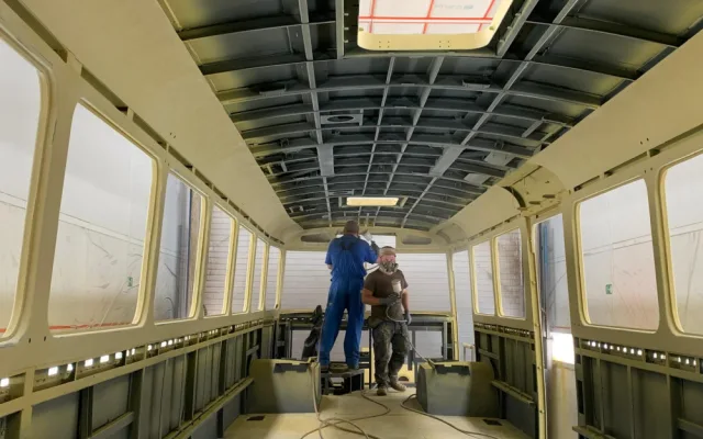 VIDEO: V Brně zachraňují historický trolejbus, obohatí sbírku retro vozů. Pracovníci ho nyní lakují