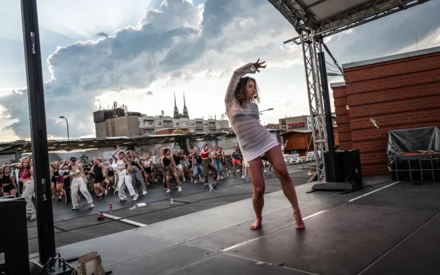 Zumba, jóga, kino, diskotéka. Střecha Vaňkovky nabízí zábavu po celé léto