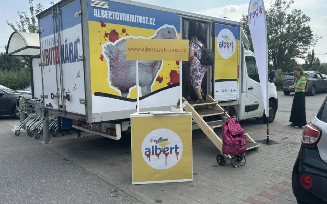 Do Brna přijela Albertova Krutokára. Obránci zvířat lidem ukazují otřesné podmínky chovu kuřat