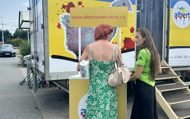 Do Brna přijela Albertova Krutokára. Obránci zvířat lidem ukazují otřesné podmínky chovu kuřat