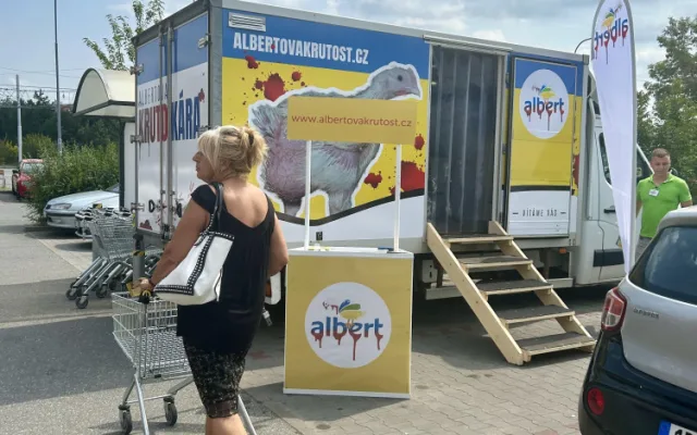 Do Brna přijela Albertova Krutokára. Obránci zvířat lidem ukazují otřesné podmínky chovu kuřat