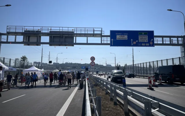 VIDEO: Estakáda velkého městského okruhu se na den otevřela veřejnosti. Motoristé se zde projedou až v neděli