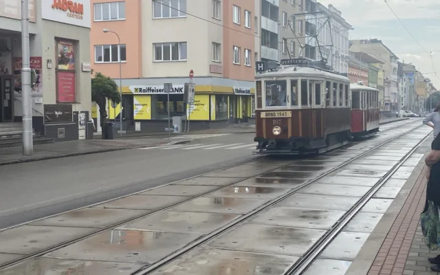Tramvaje v Brně jezdí už 155 let. Významné jubileum lidem připomněly historické vozy a koncerty
