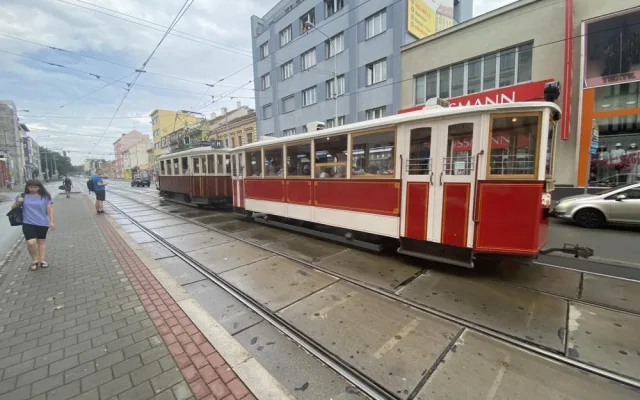 Tramvaje v Brně jezdí už 155 let. Významné jubileum lidem připomněly historické vozy a koncerty