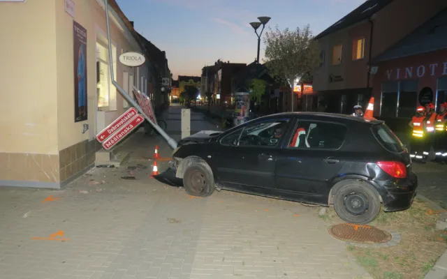 Řidič vyjel mimo silnici, srazil cyklistku a zastavil se až o sloup veřejného osvětlení