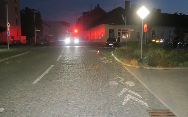 Řidič vyjel mimo silnici, srazil cyklistku a zastavil se až o sloup veřejného osvětlení