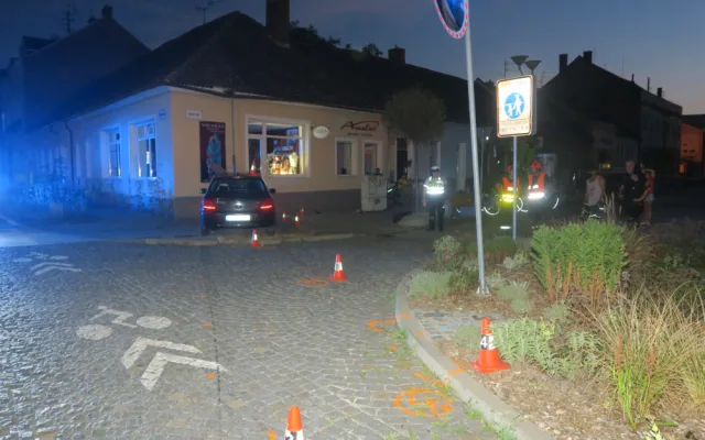 Řidič vyjel mimo silnici, srazil cyklistku a zastavil se až o sloup veřejného osvětlení