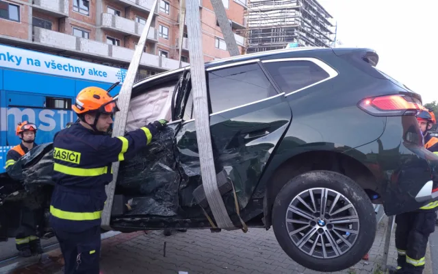 V Brně se srazila šalina s autobusem a osobákem. Čtyři lidé jsou zranění