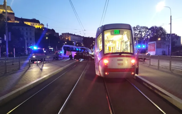 V Brně se srazila šalina s autobusem a osobákem. Čtyři lidé jsou zranění