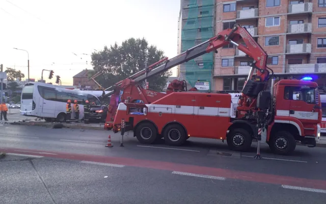 V Brně se srazila šalina s autobusem a osobákem. Čtyři lidé jsou zranění