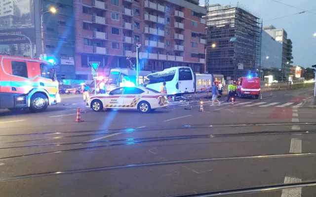 V Brně se srazila šalina s autobusem a osobákem. Čtyři lidé jsou zranění