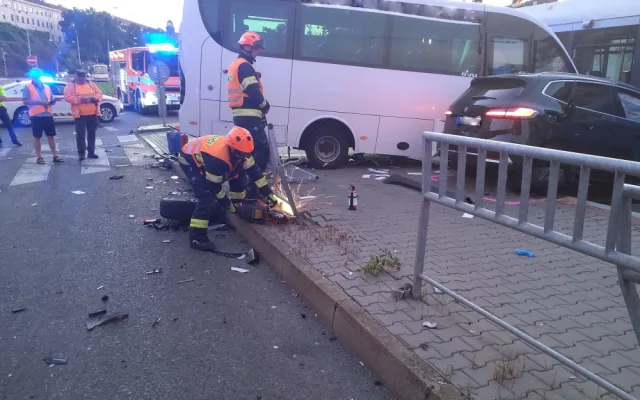 V Brně se srazila šalina s autobusem a osobákem. Čtyři lidé jsou zranění